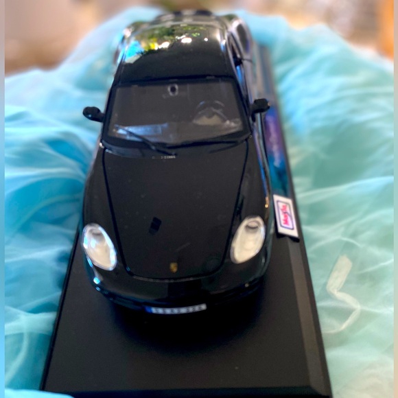 PORSHE CAYMAN S SPECIAL EDITION 
1/18 SCALE - Picture 4 of 6
